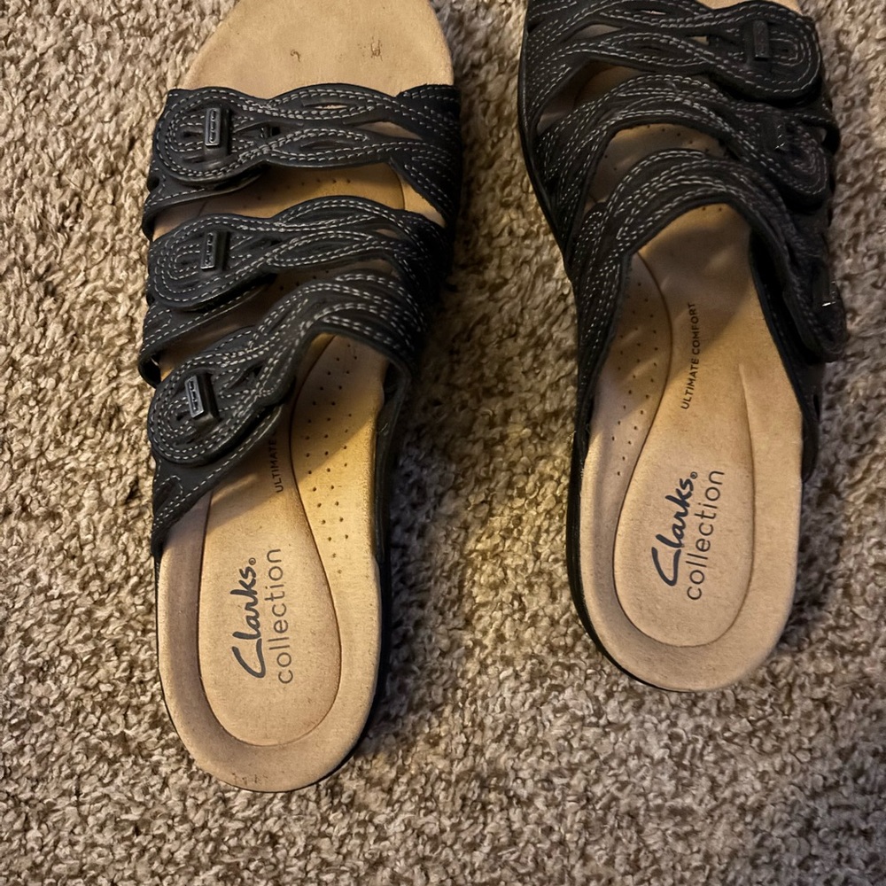 Clarks Black Sandals with Cushioned Footbed
Sandals only worn once